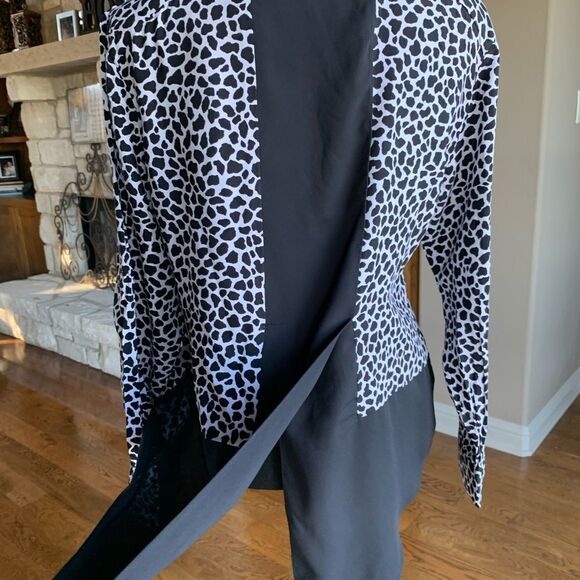 Vince Camuto Animal Print Apparel Sheer Blouses‎ - Picture 4 of 13